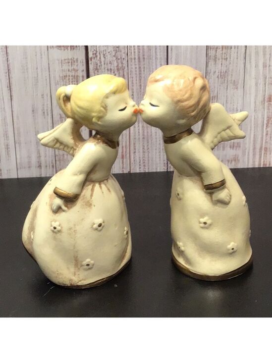 Vintage Other - Vintage Chalkware kissing angels figurine set